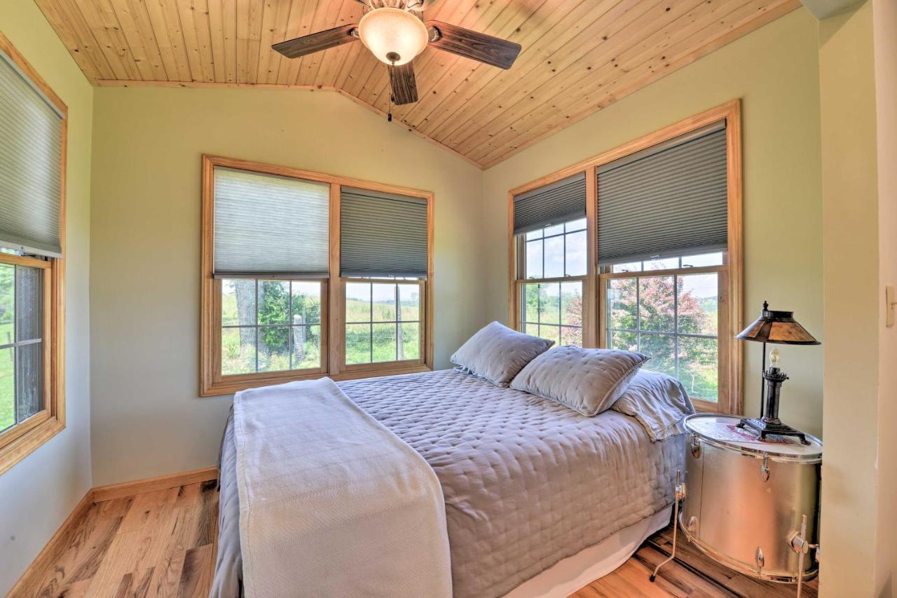 Charming Galax Retreat With Wraparound Deck! Villa Bagian luar foto